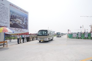 2010中國（濰坊）住宅產(chǎn)業(yè)博覽會(huì)領(lǐng)導(dǎo)暨專家視察濰坊昌大建設(shè)集團(tuán)建設(shè)的魯臺經(jīng)貿(mào)會(huì)展中心工