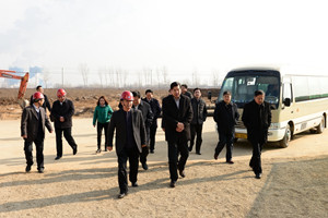 徐鵬強(qiáng)董事長(zhǎng)與劉建國副市長(zhǎng)陪同省住建廳王玉志廳長(zhǎng)視察集團(tuán)建筑產(chǎn)業(yè)園
